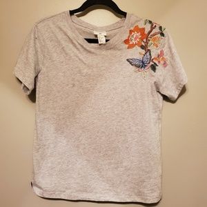 Embroidered shoulder t shirt